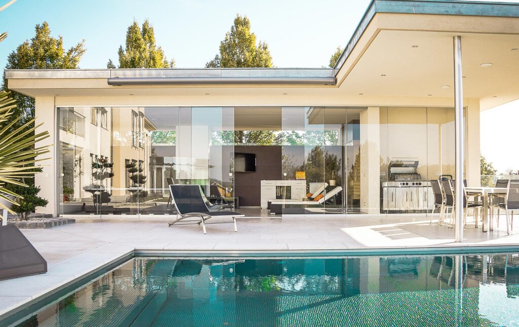 Casa estudio con ventanales y piscina lateral